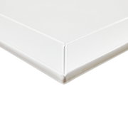 Nahaufnahme eines weißen Wandboards mit glatter Oberfläche und abgerundeten Kanten, perspektivisch von der Ecke aufgenommen.