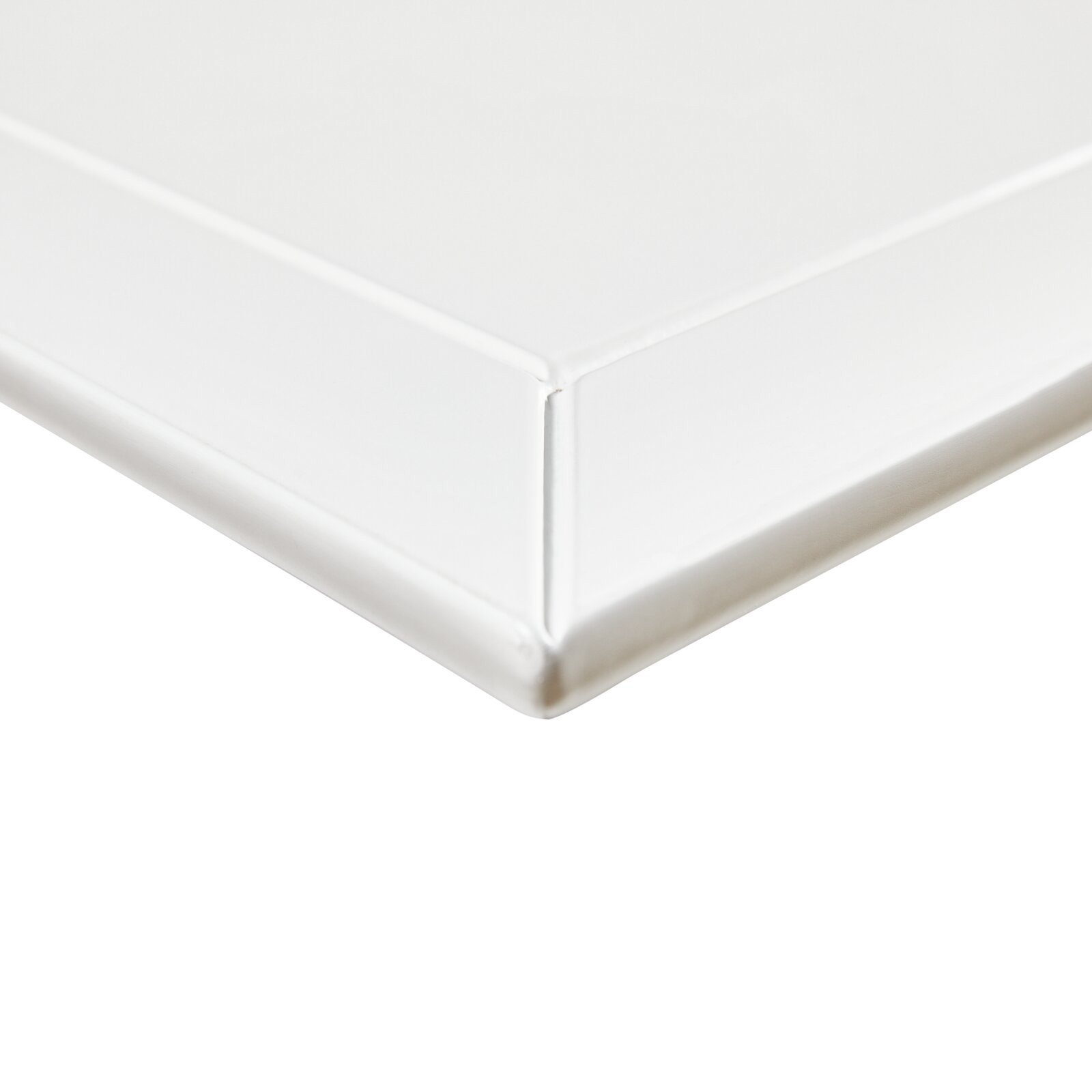 Nahaufnahme eines weißen Wandboards mit glatter Oberfläche und abgerundeten Kanten, perspektivisch von der Ecke aufgenommen.