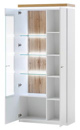 Kombi-Vitrine mit geöffneter Glastür, Holzrückwand und mehreren Regalböden, seitliche Perspektive