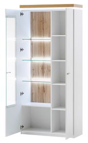 Kombi-Vitrine mit geöffneter Glastür, Holzrückwand und mehreren Regalböden, seitliche Perspektive