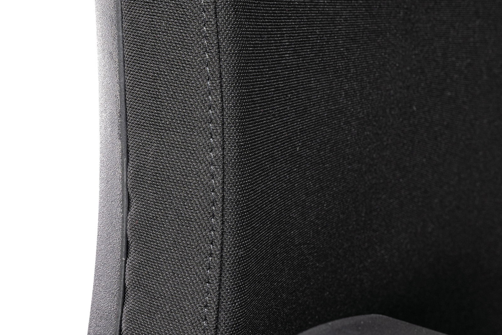 Nahaufnahme der Naht eines schwarzen Chefsessels aus Stoff, seitliche Perspektive