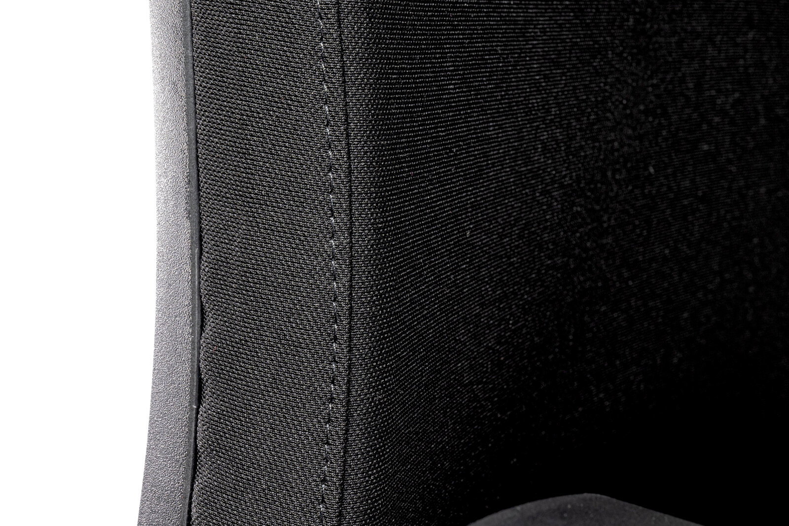 Nahaufnahme der Naht eines schwarzen Chefsessels aus Stoff, seitliche Perspektive