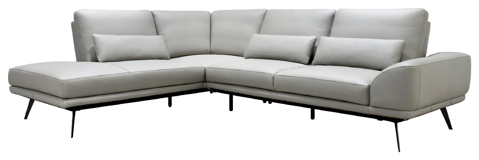 Lichtgrijze moderne hoekbank met chaise longue, sierkussens en slanke zwarte metalen poten, schuin van voren afgebeeld