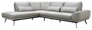 Lichtgrijze moderne hoekbank met chaise longue, sierkussens en slanke zwarte metalen poten, schuin van voren afgebeeld