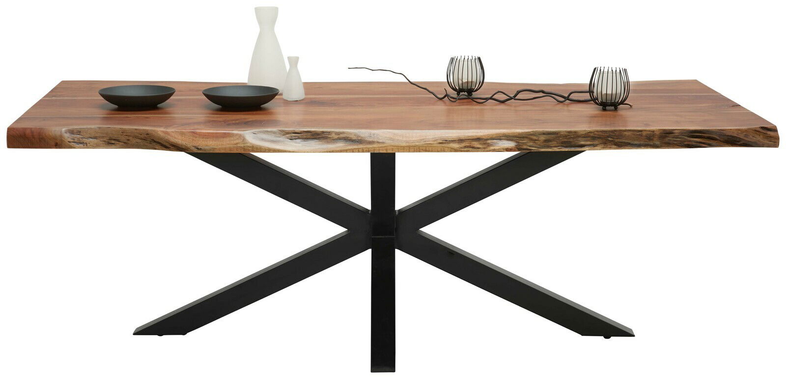 Moderner Esstisch mit massiver Holzplatte und schwarzem Metallgestell, seitliche Perspektive