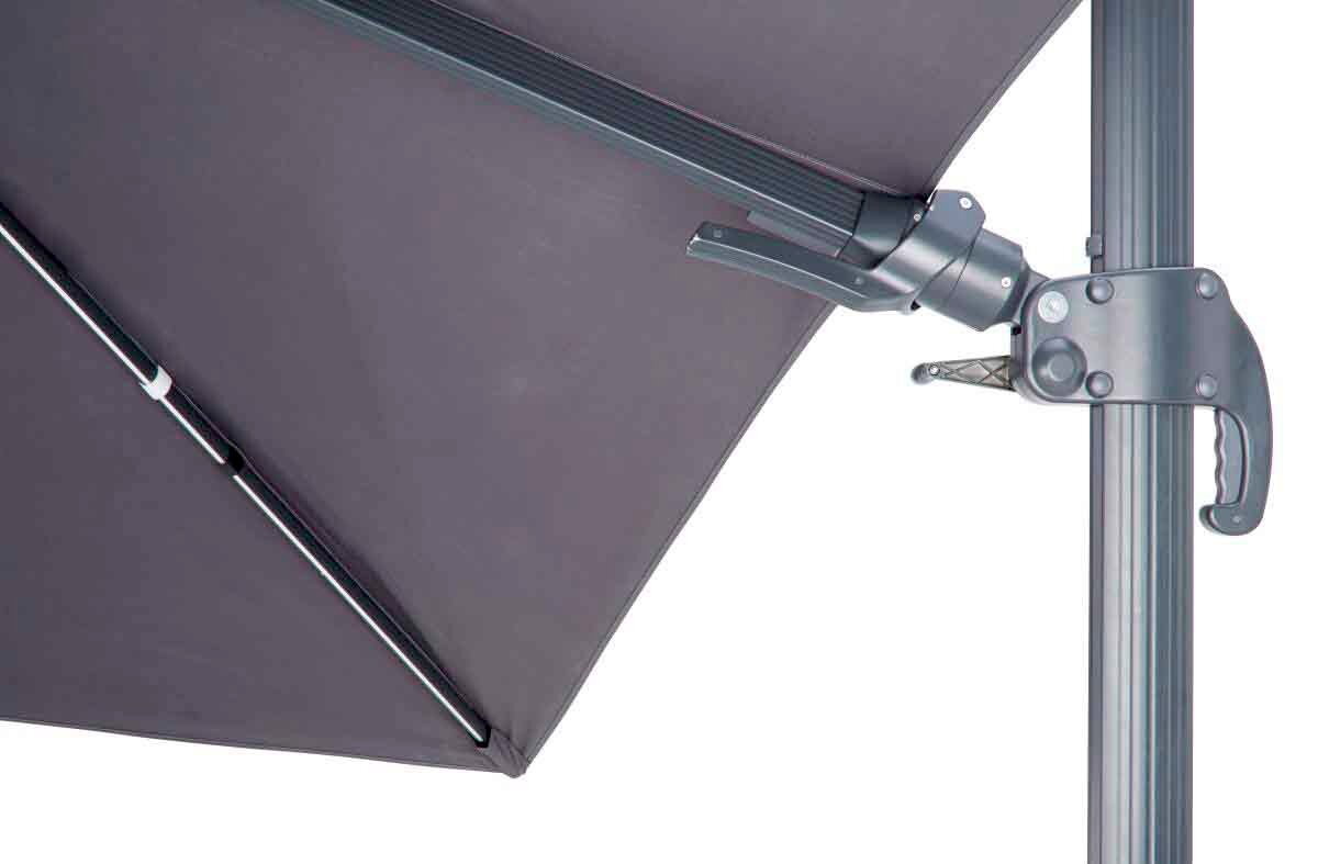 Nahaufnahme eines grauen Ampelschirms mit Kurbelmechanismus und robustem Gestell.