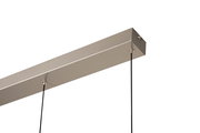 Nahaufnahme einer modernen LED-Hängeleuchte mit rechteckigem, silberfarbenem Gehäuse und zwei schwarzen Kabeln, die von der Decke hängen.
