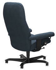 Rückansicht eines Chefsessels mit dunkelblauem Stoffbezug und schwarzem Drehfuß auf Rollen.