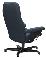 Rückansicht eines Chefsessels mit dunkelblauem Stoffbezug und schwarzem Drehfuß auf Rollen.