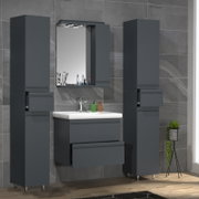 Modernes Badezimmermöbel-Set in Anthrazit mit Waschtischunterschrank, zwei Hochschränken und Spiegelschrank mit LED-Beleuchtung, Frontansicht leicht von links vor grauer Fliesenwand