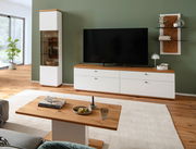 Moderner Couchtisch mit Holzplatte und weißem Sockel in einem stilvoll eingerichteten Wohnzimmer, seitliche Perspektive.