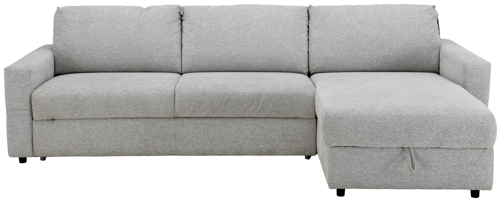Hellgraues, gepolstertes Ecksofa mit drei Rückenkissen, breiten Armlehnen und Chaiselongue auf der rechten Seite, frontal abgebildet