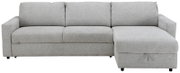 Hellgraues, gepolstertes Ecksofa mit drei Rückenkissen, breiten Armlehnen und Chaiselongue auf der rechten Seite, frontal abgebildet