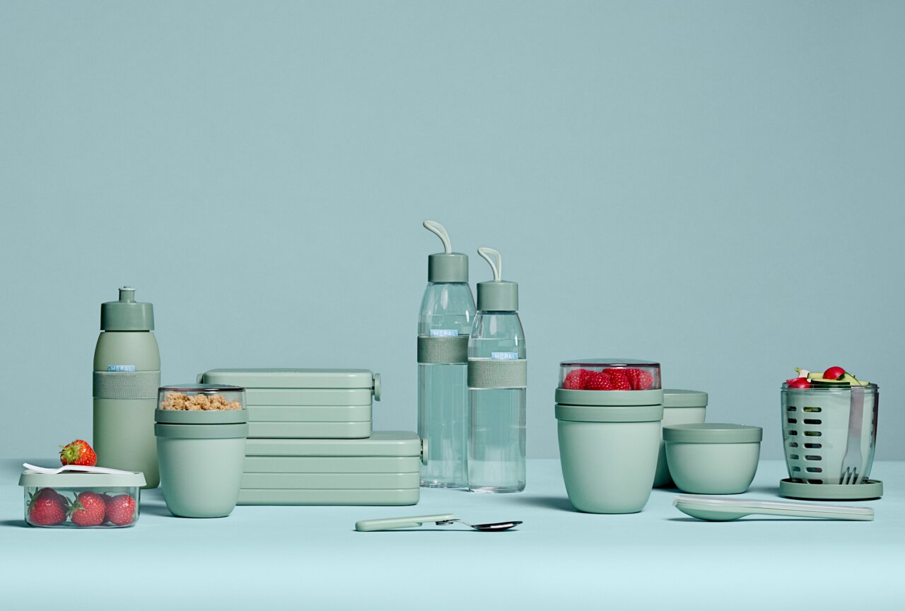 Mepal Drinkfles Nordic sage ELLIPSE Groene drinkfles Ellipse 700 ml met grijze band, zijaanzicht, omringd door andere groene keukenbakjes.