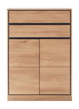 Frontale Ansicht einer modernen Kommode aus Holz mit klaren Linien und schwarzen Akzenten.
