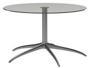 Moderner runder Couchtisch mit Glasplatte und metallischem Standfuß, seitliche Perspektive