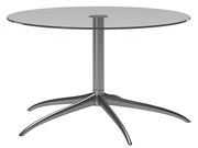 Moderner runder Couchtisch mit Glasplatte und metallischem Standfuß, seitliche Perspektive