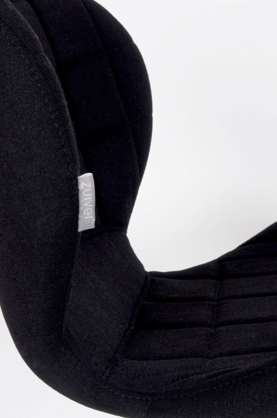 Nahaufnahme eines schwarzen Stuhls mit gepolsterter Rückenlehne und sichtbarem Markenetikett, seitliche Perspektive