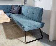 Eckbank in modernem Design mit blauer Polsterung und schwarzen Metallbeinen, seitliche Perspektive