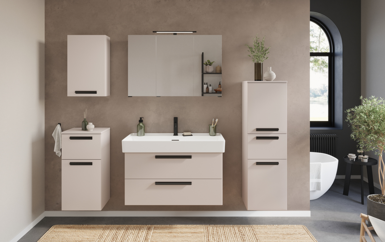 Moderner Badezimmer-Midischrank in hellem Beige mit schwarzen Griffen, frontal betrachtet, Teil eines stilvollen Badezimmersetups.