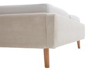 Nahaufnahme eines Polsterbettgestells mit hellbeigem, geripptem Stoffbezug und Holzfüßen, seitliche Perspektive