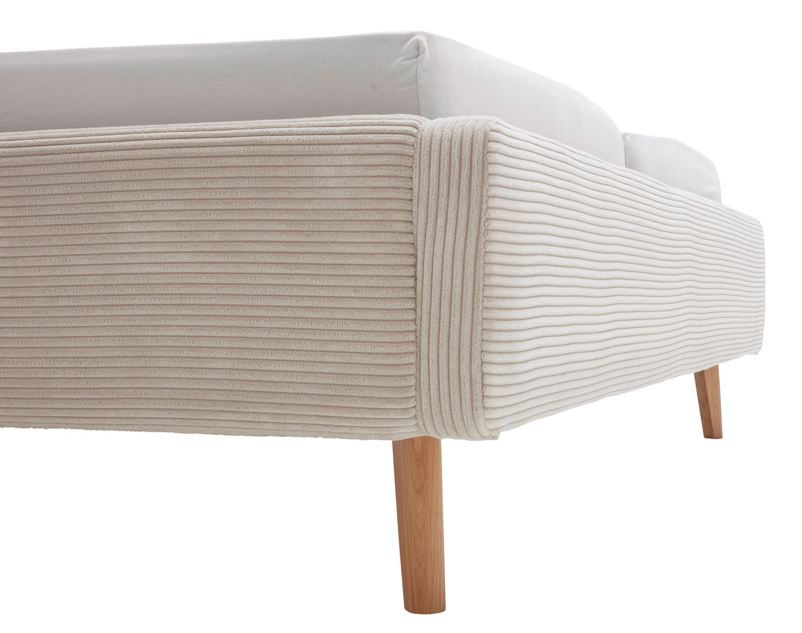 Nahaufnahme eines Polsterbettgestells mit hellbeigem, geripptem Stoffbezug und Holzfüßen, seitliche Perspektive