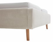 Nahaufnahme eines Polsterbettgestells mit hellbeigem, geripptem Stoffbezug und Holzfüßen, seitliche Perspektive