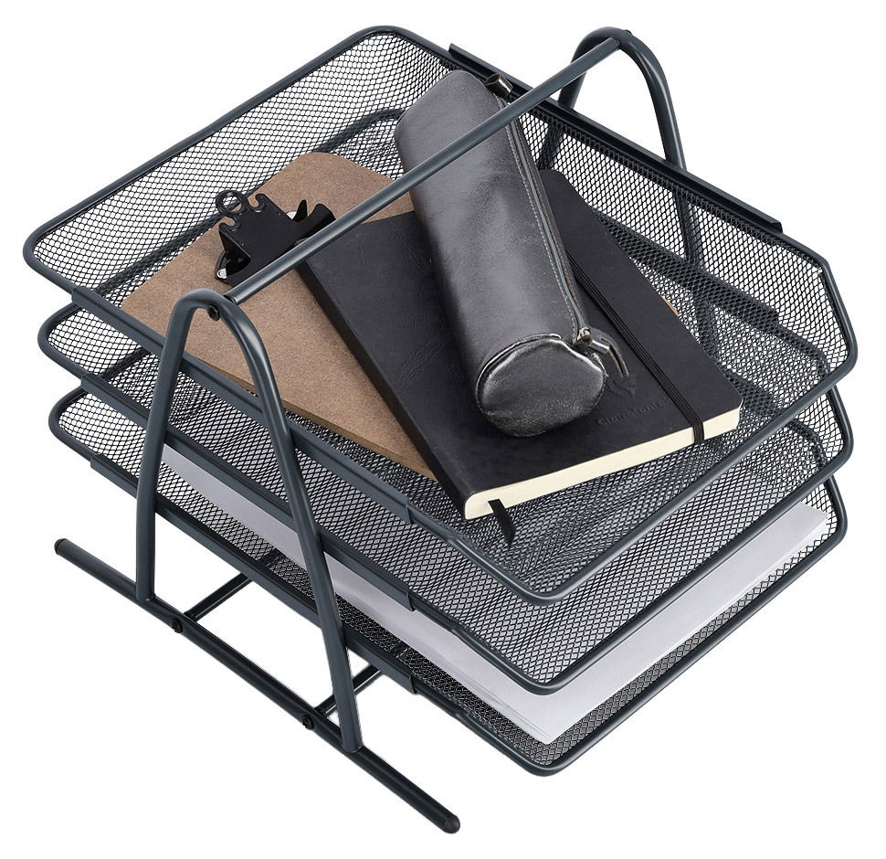 Drahtgitter-Dokumentenablage mit drei Ebenen, gefüllt mit Notizbuch, Klemmbrett und Federmäppchen, aus der Vogelperspektive