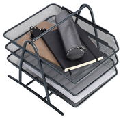 Drahtgitter-Dokumentenablage mit drei Ebenen, gefüllt mit Notizbuch, Klemmbrett und Federmäppchen, aus der Vogelperspektive