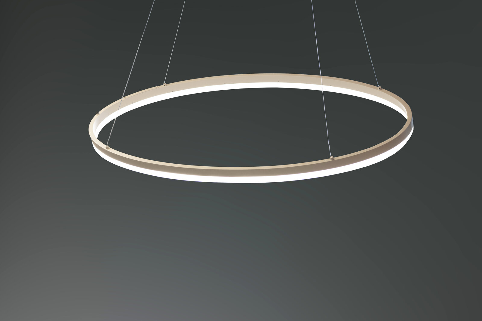 Runde LED-Ring-Pendelleuchte in Weiß mit Seilaufhängung, leuchtender Lichtkranz, schräg von unten in Perspektive vor grauem Hintergrund