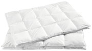 Weiße Daunendecke in der Größe 155x220 cm, von schräg oben fotografiert