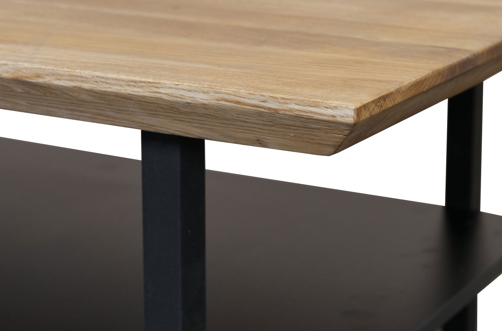 Nahaufnahme eines Couchtisches mit einer Holzplatte und einem schwarzen Metallgestell, seitliche Perspektive.