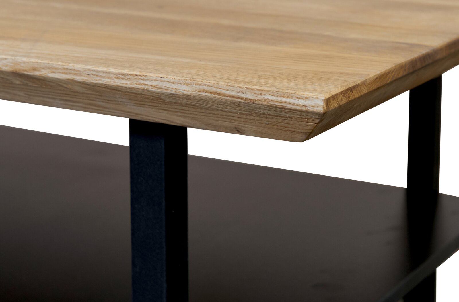 Close-up van een salontafel met een houten blad en een zwart metalen onderstel, gezien vanaf de zijkant.