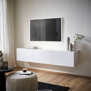Modernes weißes TV-Hängelowboard in einem stilvollen Wohnzimmer, seitliche Perspektive