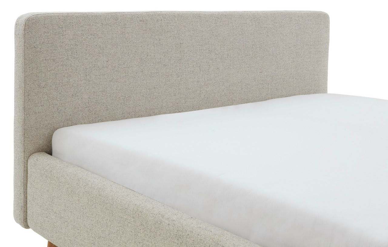 Seitliche Perspektive auf ein Polsterbettgestell mit hellem Stoffbezug und schlichtem Design.