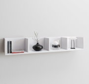 Weißes, wandmontiertes Regal mit Trennwänden, dekoriert mit Büchern, schwarzer Vase mit Zweig, Glasgefäß mit Steinen und Kugel sowie kleiner Lampe; Frontansicht auf Augenhöhe.