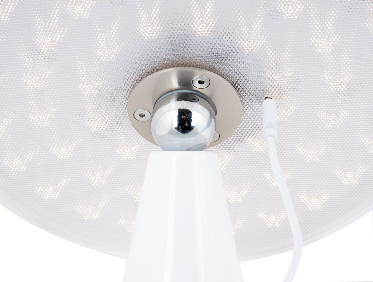 Nahaufnahme der Unterseite einer LED Akku Tischleuchte mit sichtbarem Anschlusskabel und metallischem Kugelgelenk.