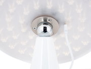 Nahaufnahme der Unterseite einer LED Akku Tischleuchte mit sichtbarem Anschlusskabel und metallischem Kugelgelenk.