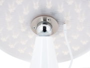 Close-up van de onderkant van een LED-tafellamp op accu, met zichtbare aansluitkabel en metalen kogelgewricht.