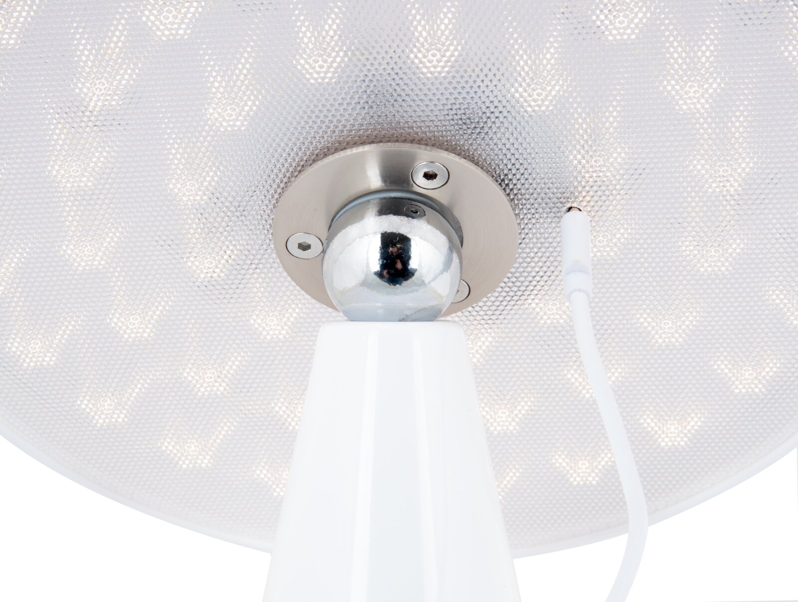 Close-up van de onderkant van een LED-tafellamp op accu, met zichtbare aansluitkabel en metalen kogelgewricht.