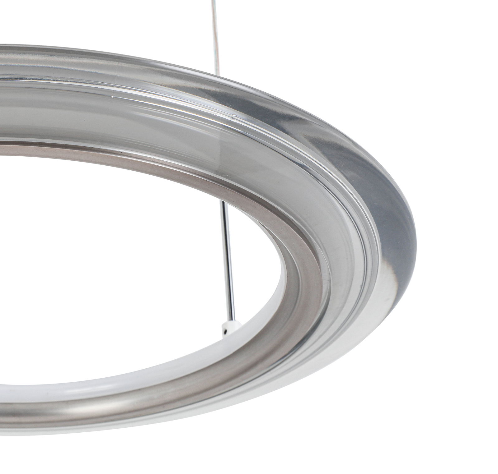 Nahaufnahme einer modernen LED-Hängeleuchte in Ringform, von unten betrachtet.