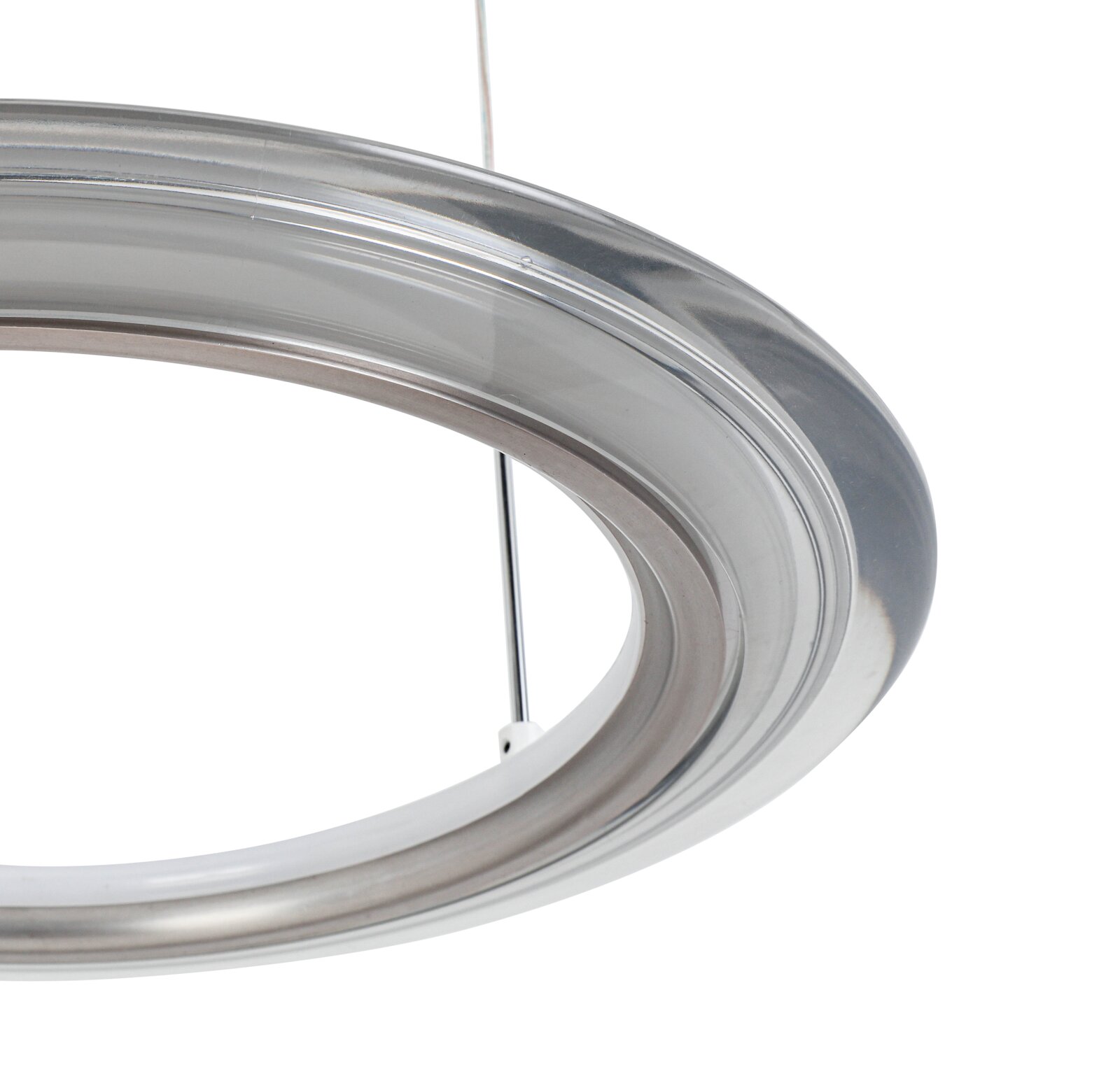 Close-up van een moderne LED-hanglamp in de vorm van een ring, gezien van onderaf.