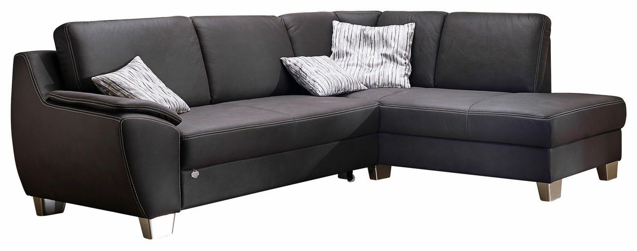 Ecksofa in dunklem Leder mit drei Rückenkissen und zwei gemusterten Zierkissen, Perspektive von vorne rechts