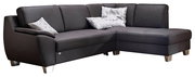 Ecksofa in dunklem Leder mit drei Rückenkissen und zwei gemusterten Zierkissen, Perspektive von vorne rechts
