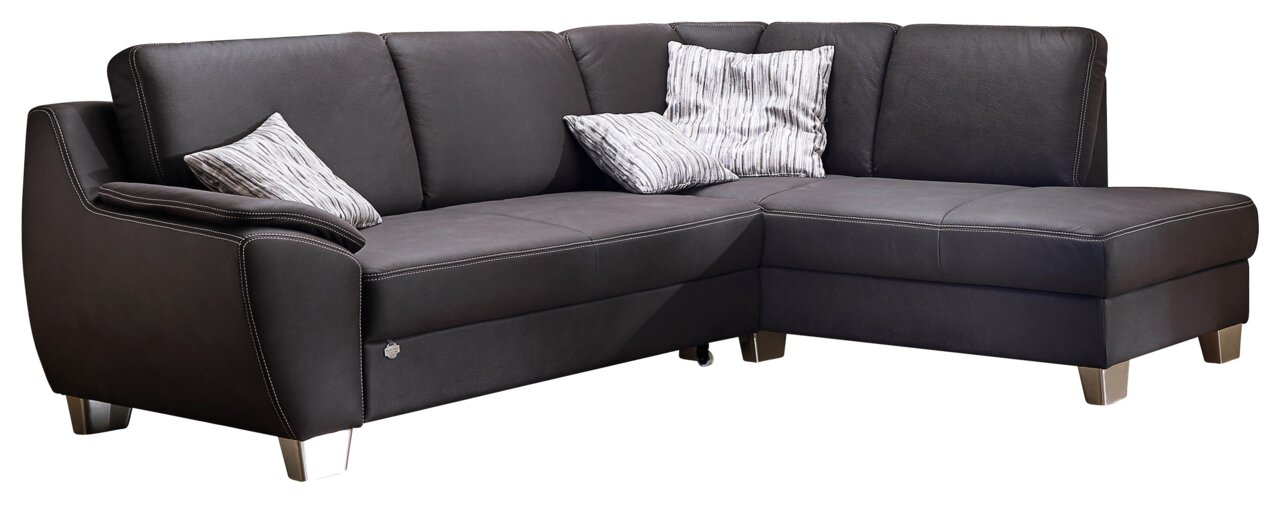 Ecksofa in dunklem Leder mit drei Rückenkissen und zwei gemusterten Zierkissen, Perspektive von vorne rechts