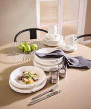 Kaffe-Service, 18-tlg., auf einem Tisch arrangiert mit Tellern, Tassen, Besteck und Dekoration, aus der Vogelperspektive fotografiert.