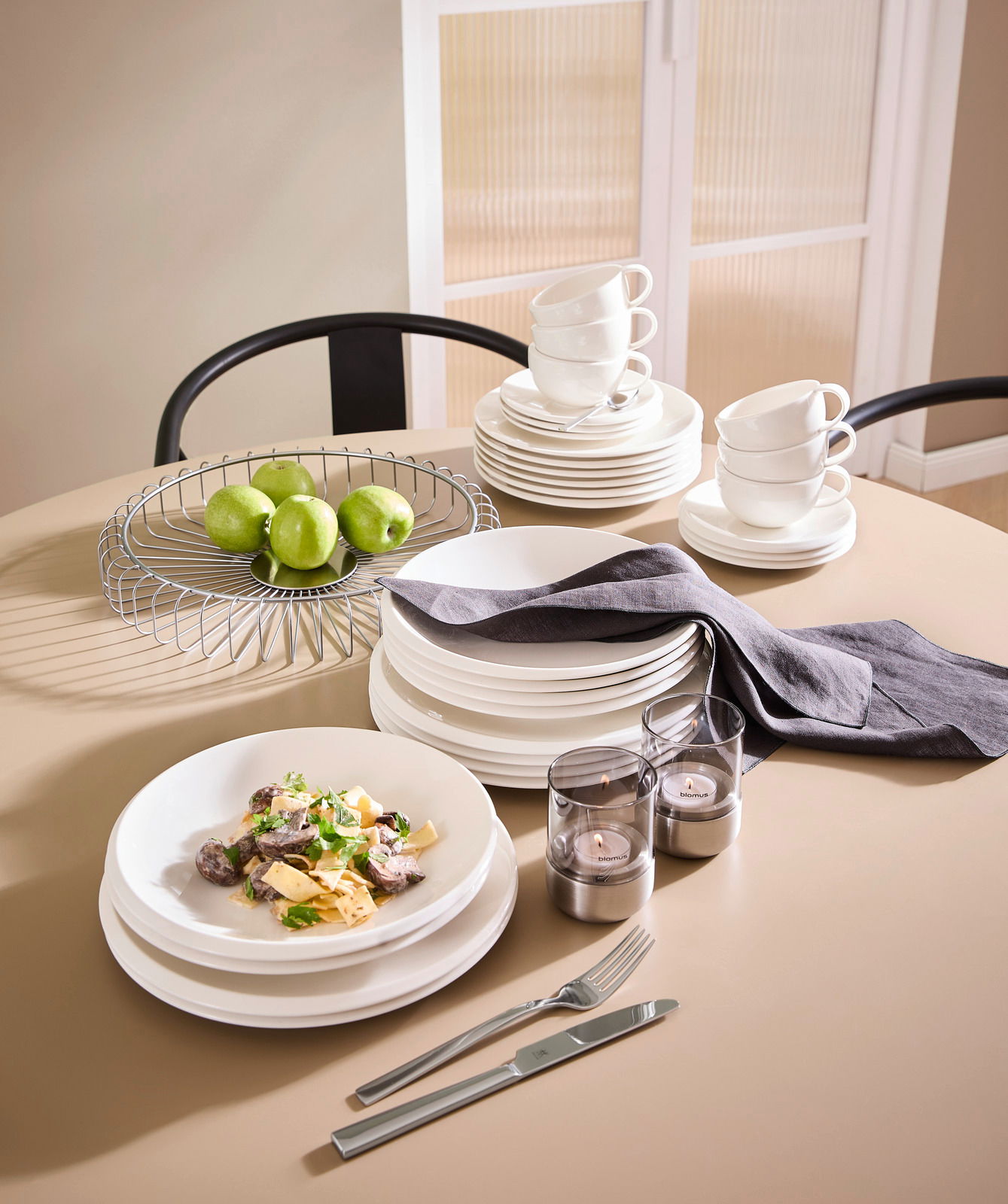 Villeroy & Boch Kaffeeservice 18-tlg. NEW MOON Kaffe-Service, 18-tlg., auf einem Tisch arrangiert mit Tellern, Tassen, Besteck und Dekoration, aus der Vogelperspektive fotografiert.