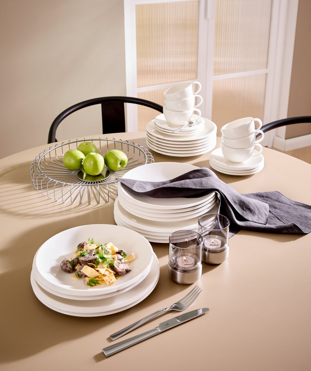 Villeroy & Boch Kaffeeservice 18-tlg. NEW MOON Kaffe-Service, 18-tlg., auf einem Tisch arrangiert mit Tellern, Tassen, Besteck und Dekoration, aus der Vogelperspektive fotografiert.