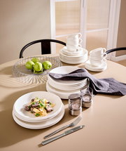 Kaffe-Service, 18-tlg., auf einem Tisch arrangiert mit Tellern, Tassen, Besteck und Dekoration, aus der Vogelperspektive fotografiert.