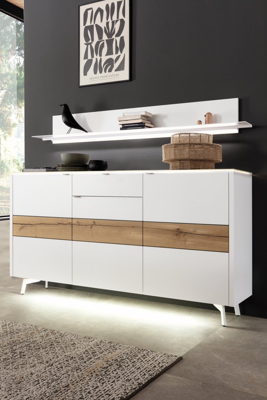 Venjakob Sideboard GAME Modernes Sideboard in Weiß mit Holzdetails, frontal fotografiert, mit dekorativer Ablage und Beleuchtung.